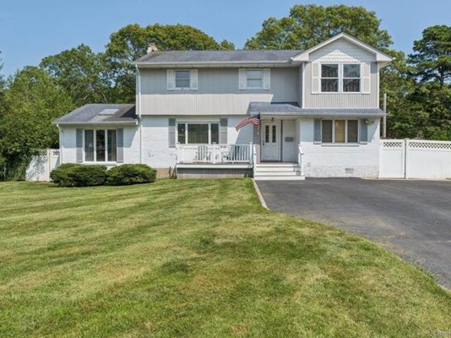 House for sale in East Islip