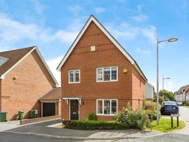 House for sale in Kilnwood Vale, Horsham
