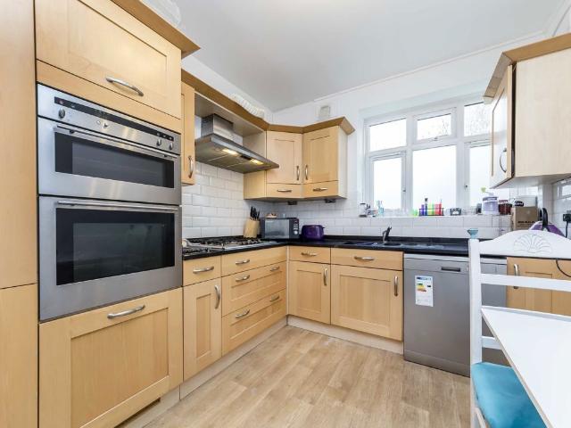 Apartment for rent in Furzedown, Greater London