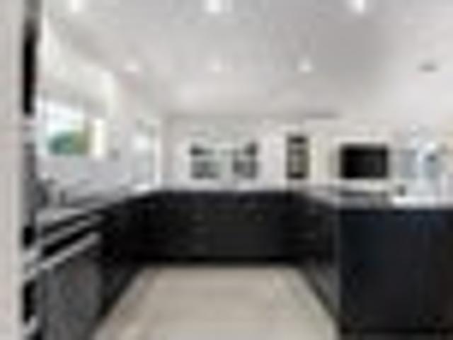 House for sale in Hamilton Lake