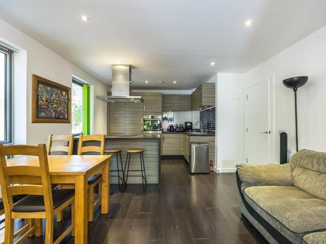 Apartment for rent in Poplar Grove, Greater London