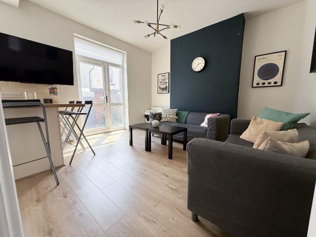 Room for rent in Kensington, Calderstones