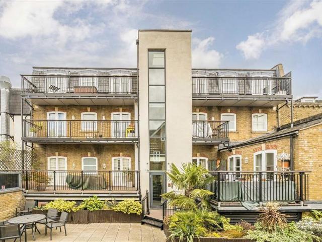 Apartment for rent in Blackhills, Surrey