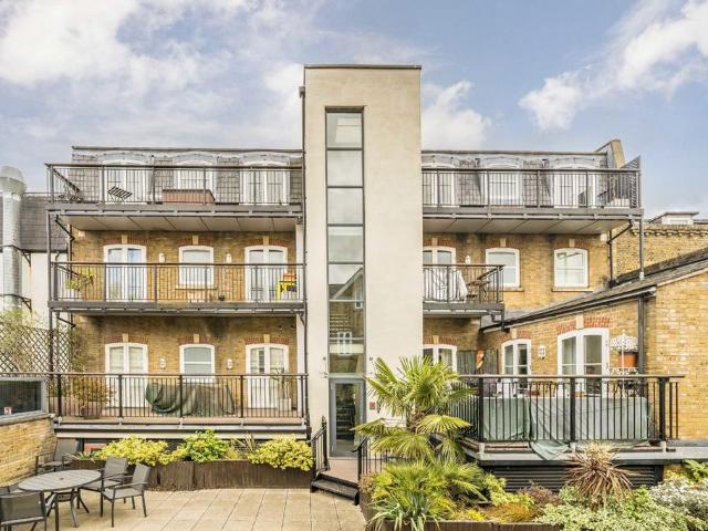 Apartment for rent in Blackhills, Surrey