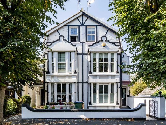 Studio for rent in Elmbridge, Surrey