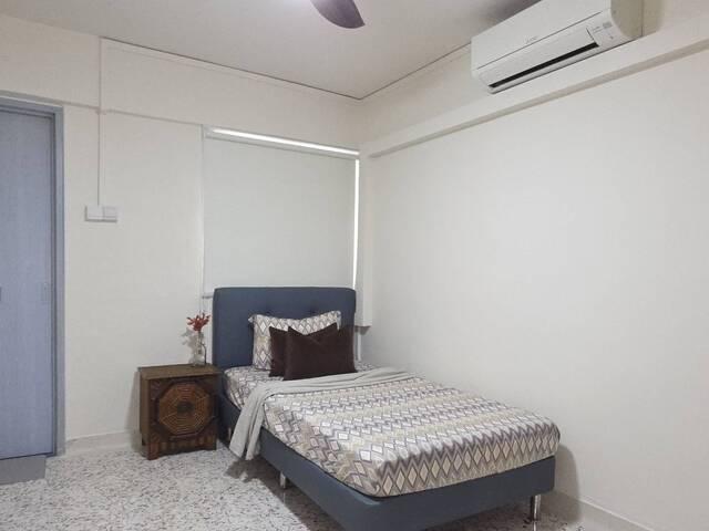 Room for rent in Kebun Baru, Singapore