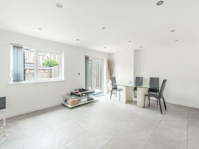 Apartment for rent in Harrow Weald, Greater London