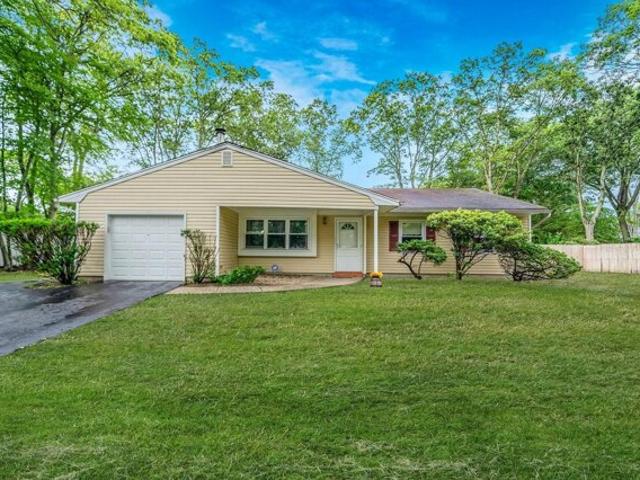 House for sale in Farmingville