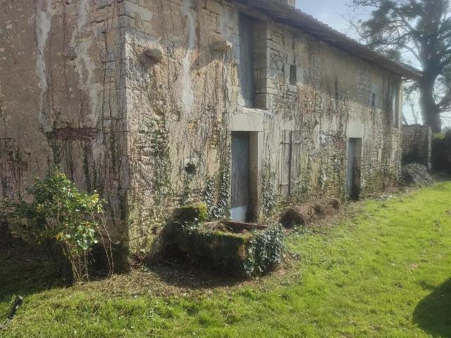 Maison vente à Confolens, Les Adjots