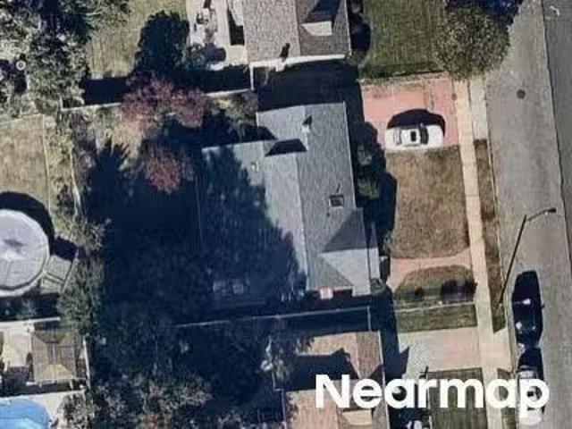 House for sale in Hicksville