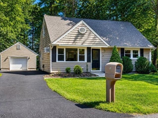 House for sale in Packanack Lake, Wayne