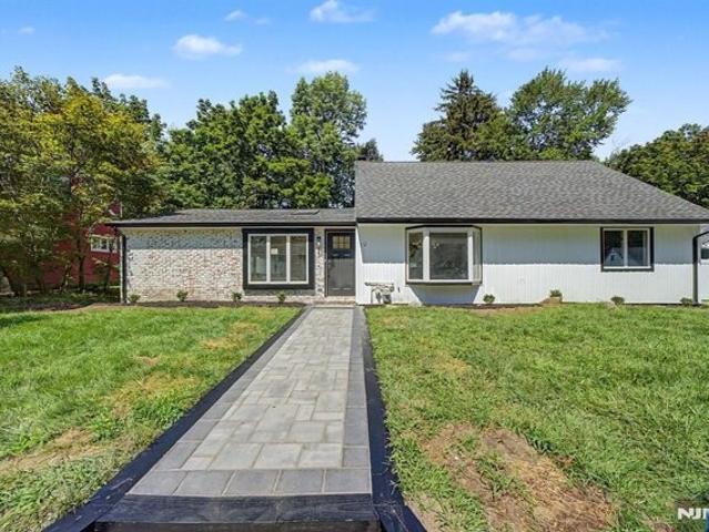 House for sale in Packanack Lake, Wayne
