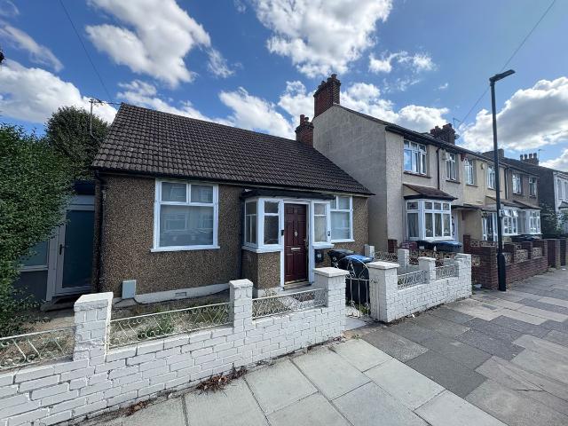 Apartment for rent in Freezywater, Greater London