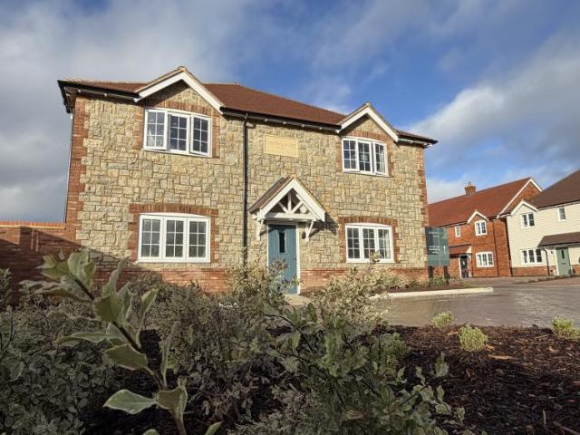 Maisonette for sale in Midway, Kent
