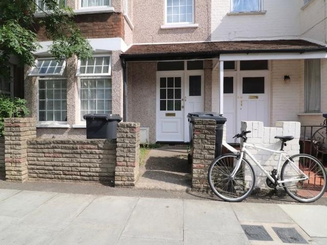 Room for rent in London Borough of Merton, Mitcham