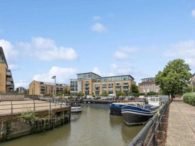 House for sale in London Borough of Hounslow, Cat Hill