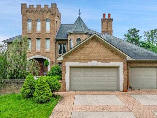 House for sale in Grosse Ile