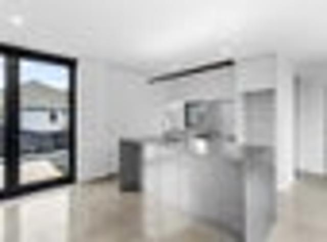 Townhouse for rent in Chaslands, Canterbury
