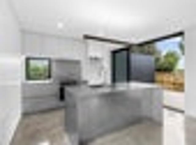 Townhouse for rent in Chaslands, Canterbury