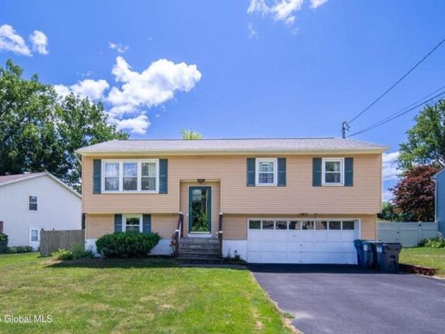 House for sale in Latham