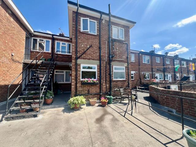 Apartment for rent in Eastcote, Greater London