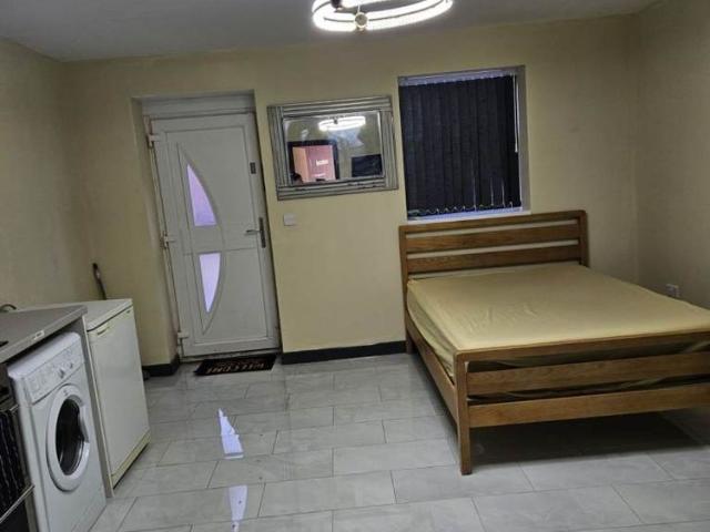 Studio for rent in Tipton, West Midlands