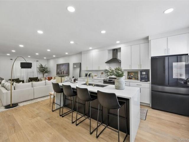 House for sale in The Bronx, Arverne