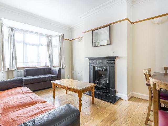 House for rent in Summerstown, Greater London