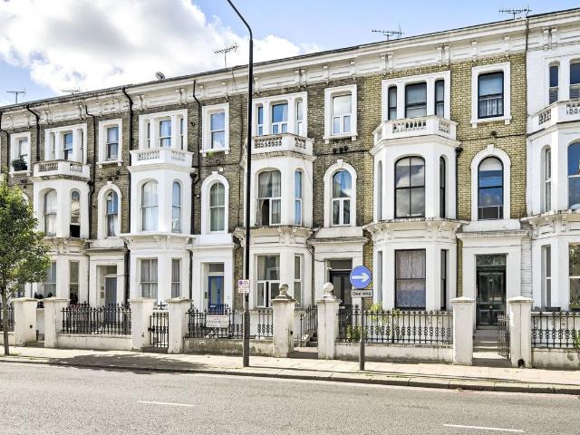 Apartment for rent in Lot's Village, Greater London