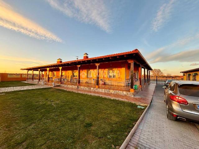 Villa en venta en Santovenia De Pisuerga