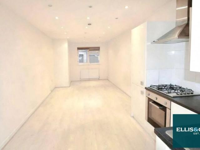 Studio for rent in Temple Fortune, Greater London
