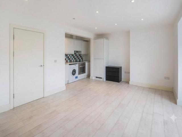 Apartment for rent in Temple Fortune, Greater London