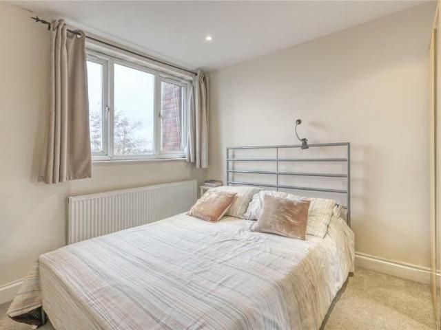 Apartment for rent in Temple Fortune, Greater London