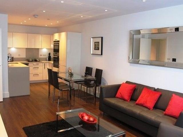 Apartment for rent in Queensland Road, Greater London