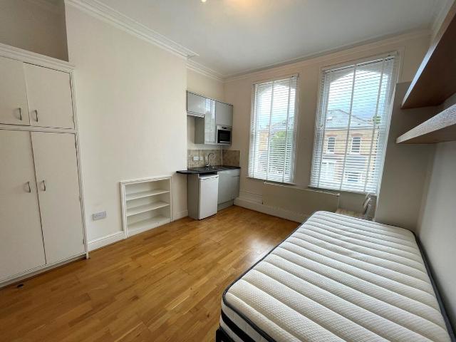 Studio for rent in Brownswood Park, Stoke Newington