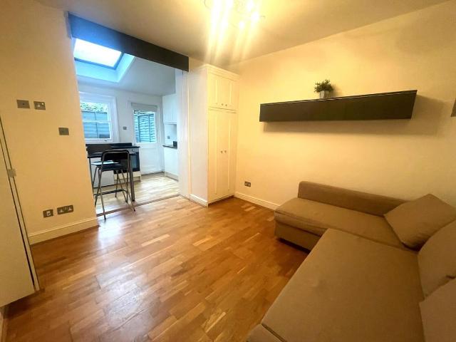Studio for rent in Brownswood Park, Stoke Newington