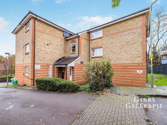 Apartment for rent in The Hale, Greater London