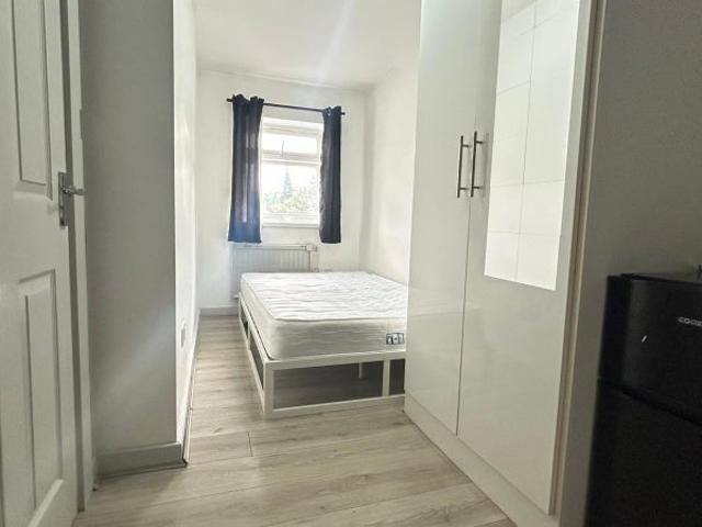Apartment for rent in Cowley, Greater London