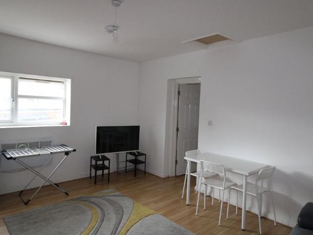Apartment for rent in Roselands, Eastbourne