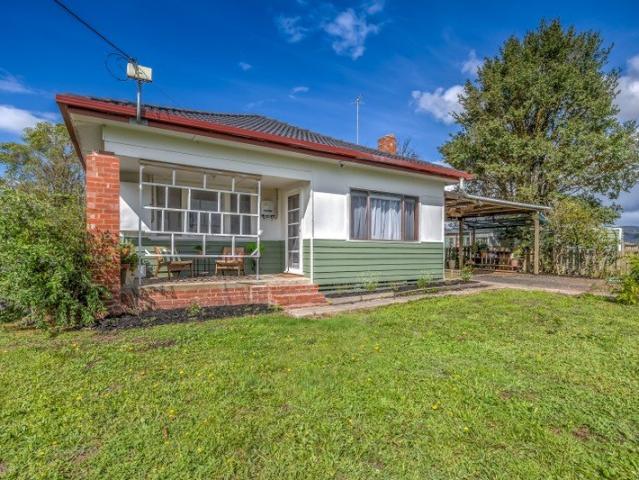 Cottage for sale in Allambee, Victoria