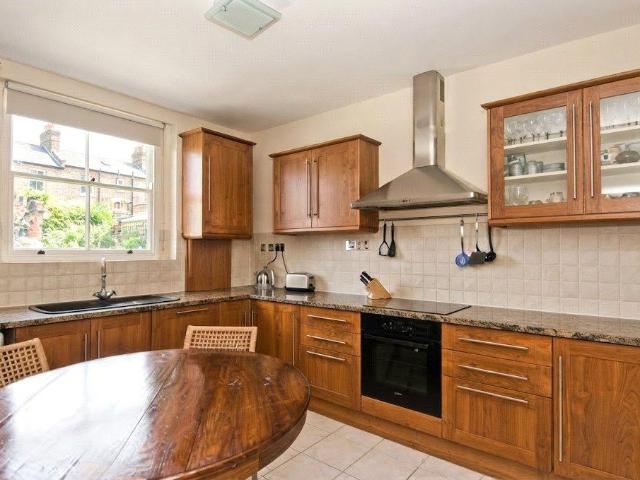 House for rent in London Borough of Merton, Raynes Park