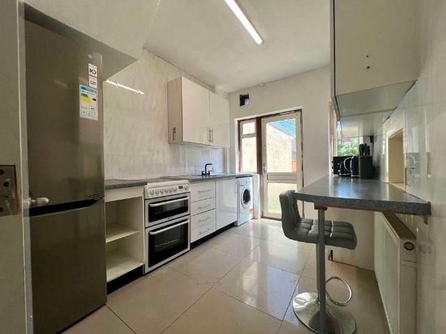 Room for rent in Cottenham Park, Greater London
