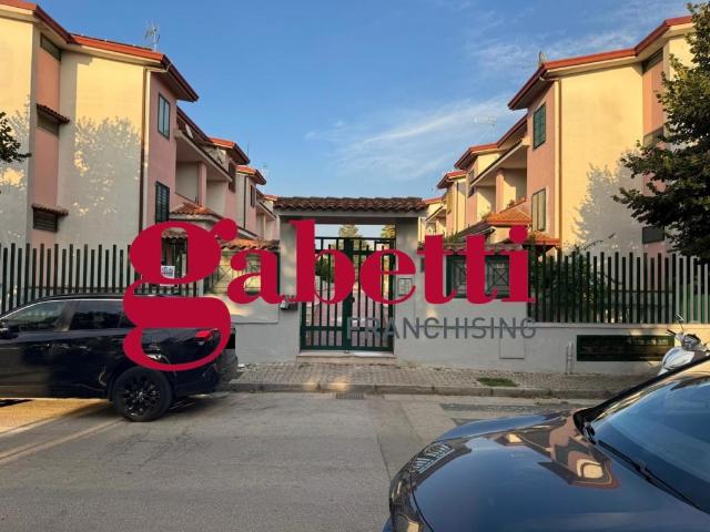 Villa Indipendente in affitto a Marcianise, Campania