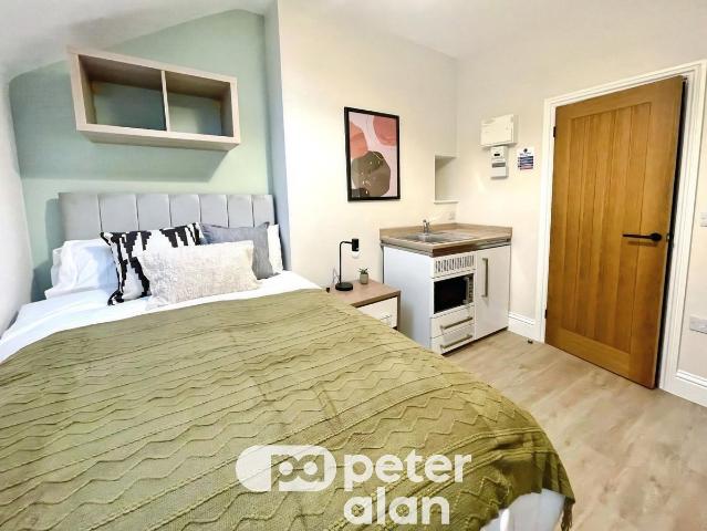 Room for rent in Falcon Lodge, Wales