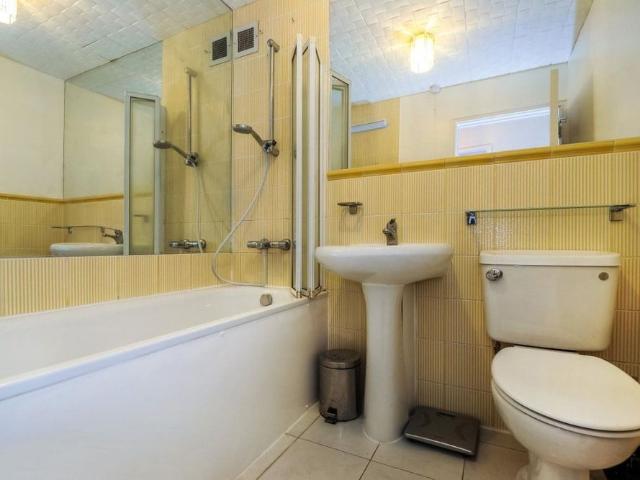 Apartment for rent in Saint Giles, Cat Hill