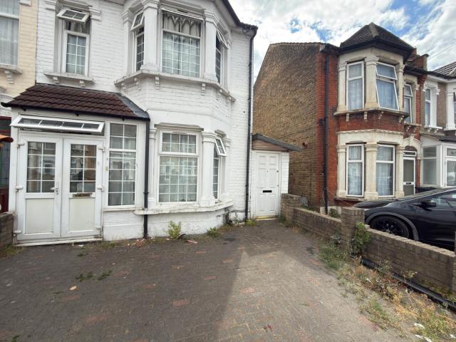 House for rent in Loxford, Greater London