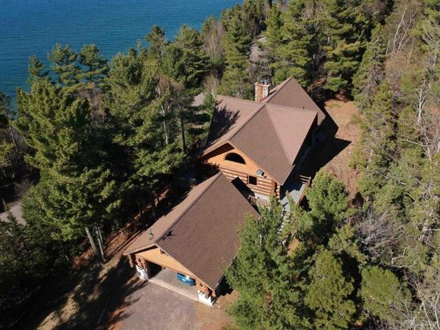 House for sale in Allouez