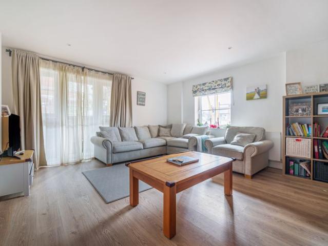 Apartment for rent in Holloway Hill, Fole