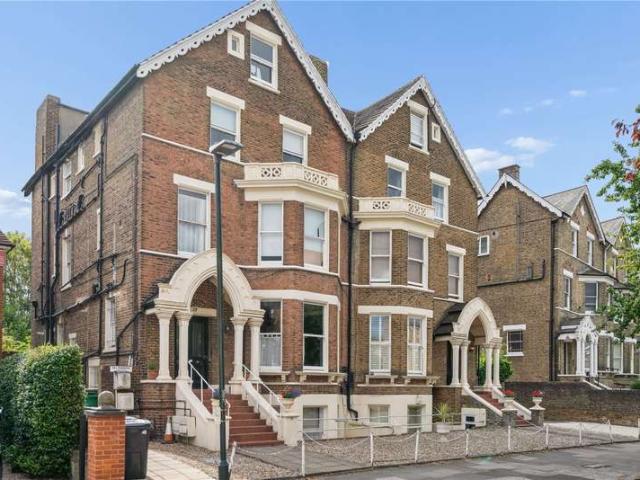 Flat for sale in Kew, Greater London