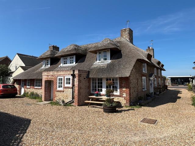 Studio for rent in Littlecote, West Sussex